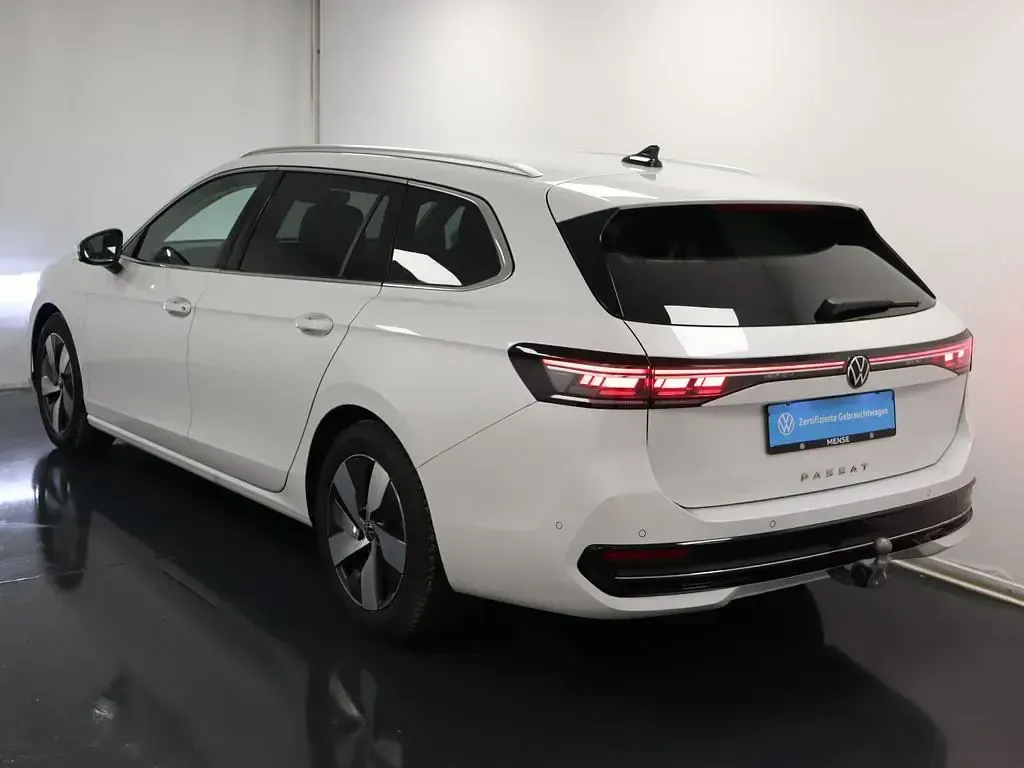 Second-hand VW Passat Elegance 150 CP (110 kW) 2025 Alb Break