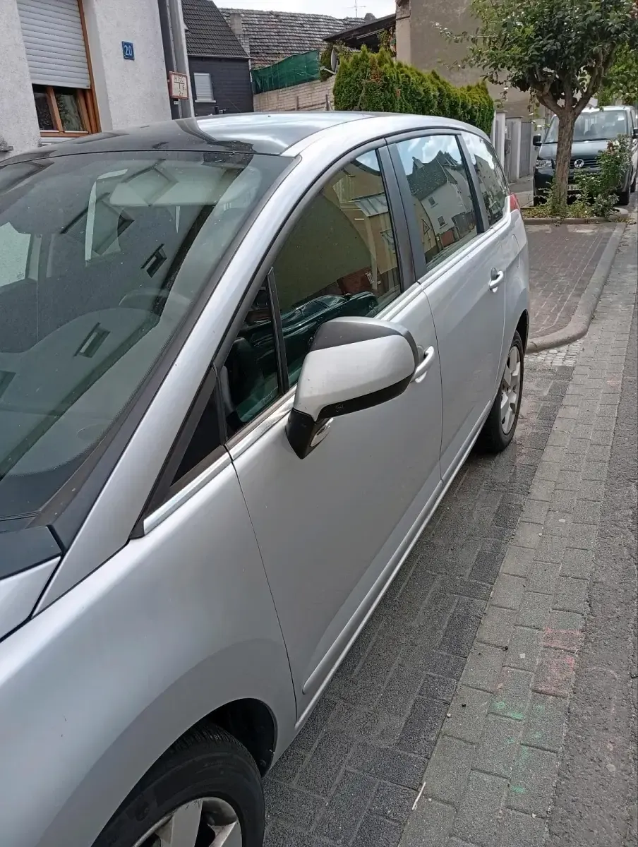 Gebraucht Peugeot 5008 Active 156 PS (114 kW) 2011 Silber Van / Kleinbus