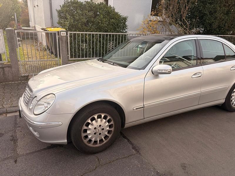 Silber Gebraucht 2003 Mercedes E320 Limousine | 5.990 € (Fairer Preis) - Bild 1/4