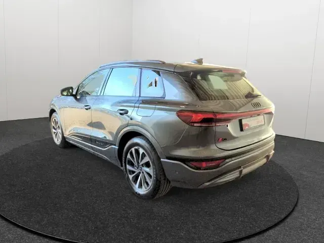 Używany Audi Q6 e-tron S-Line 285 kW (388 KM) 2024 Szary SUV