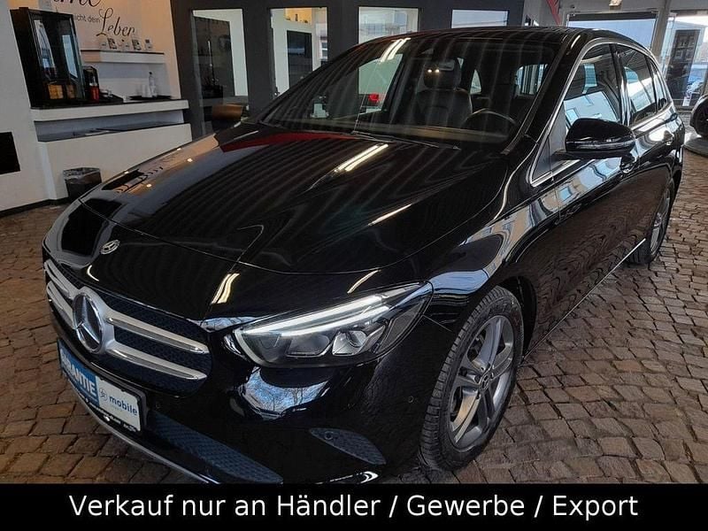 Schwarz Gebraucht 2021 Mercedes 200 Limousine | 18.390 € (Superpreis) - Bild 1/4
