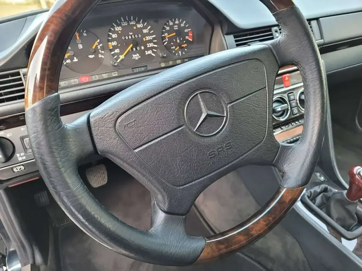 Gebraucht Mercedes E200 Avantgarde 136 PS (100 kW) 1997 Schwarz Cabrio