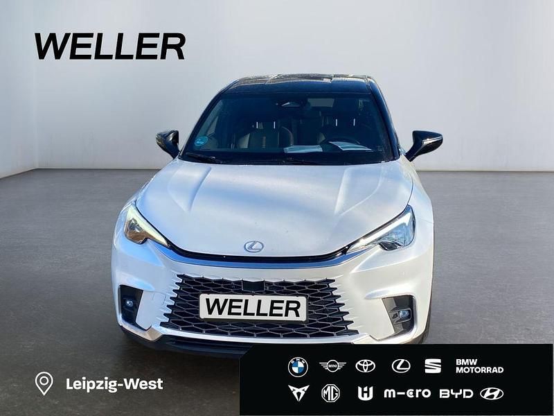 Neu Lexus LBX 136 PS (100 kW) 2026 085)/ black (202) (weiss SUV