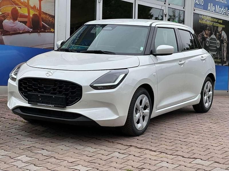 Pure white pearl metallic Gebraucht 2025 Suzuki Swift Comfort Kleinwagen | 16.800 € (Fairer Preis) - Bild 1/4