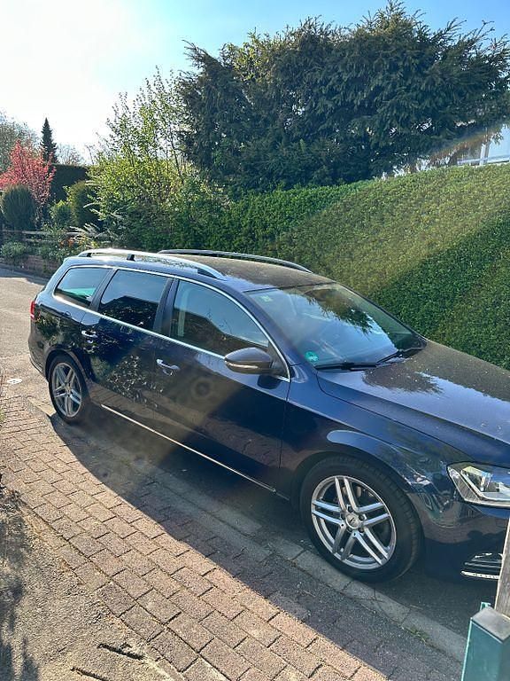 Blau Gebraucht 2012 VW Passat Highline Kombi | 8.222 € (Fairer Preis) - Bild 1/4