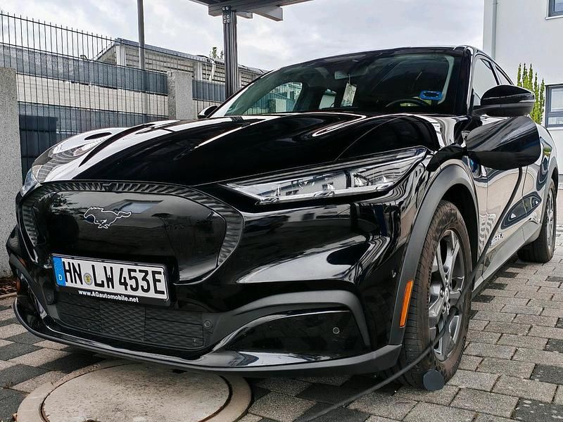 Schwarz Gebraucht 2021 Ford Mustang Mach-E SUV | 26.500 € (Superpreis) - Bild 1/4