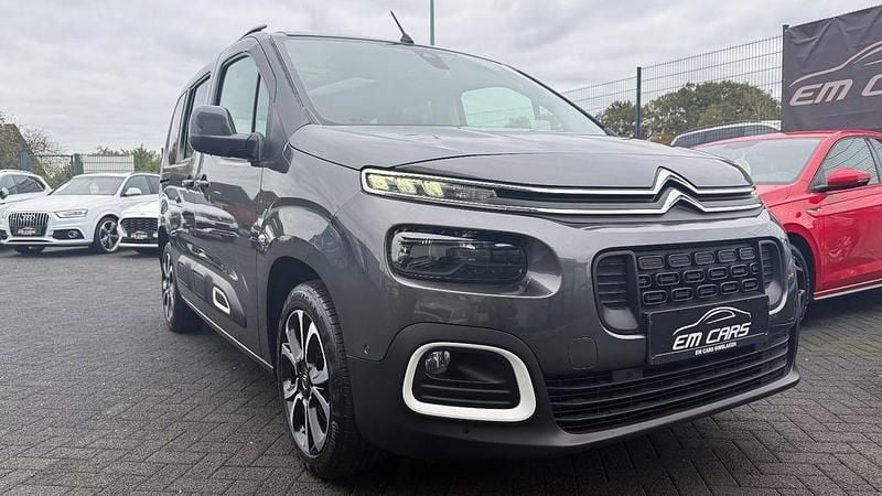 Grau Gebraucht 2018 Citroën Berlingo Shine Van / Kleinbus | 15.690 € (Guter Preis) - Bild 1/4