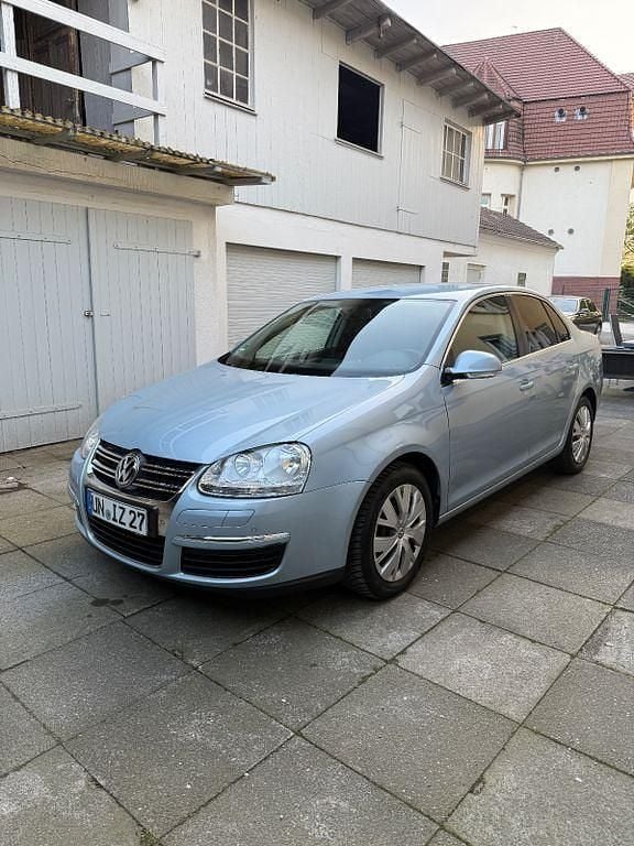 Silber Gebraucht 2010 VW Jetta Comfortline Limousine | 6.900 € (Etwas zu teuer) - Bild 1/4