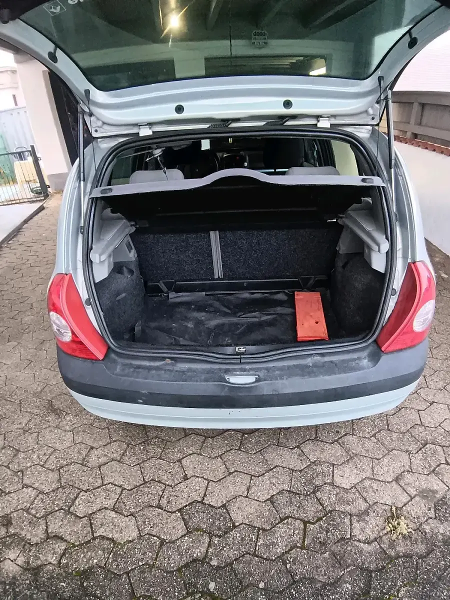 Używany Renault Clio II 75 KM (55 kW) 2003 Szary Hatchback