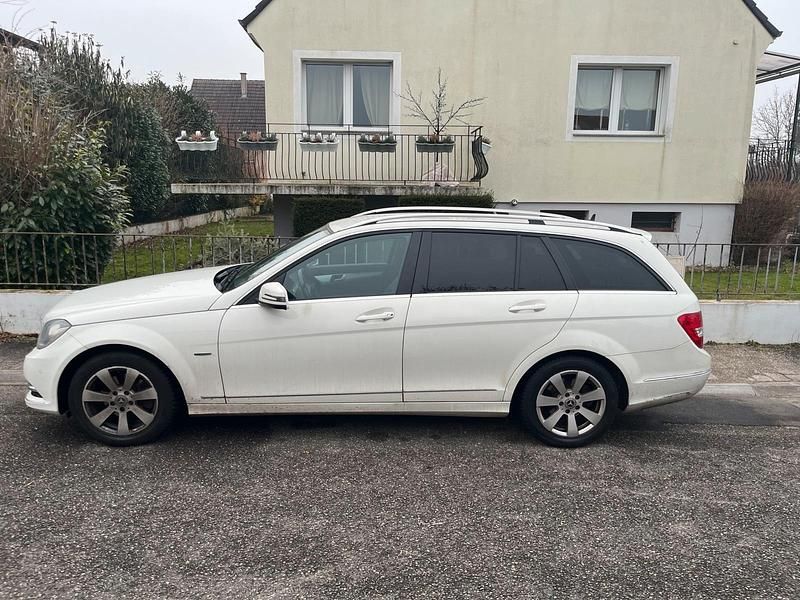 Gebraucht Mercedes 180 156 PS (114 kW) 2011 Weiß Limousine