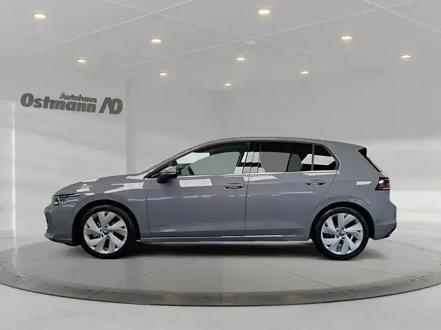 Gebraucht VW Golf VIII Style 150 PS (110 kW) 2024 Grau (mondsteingrau uni) Limousine