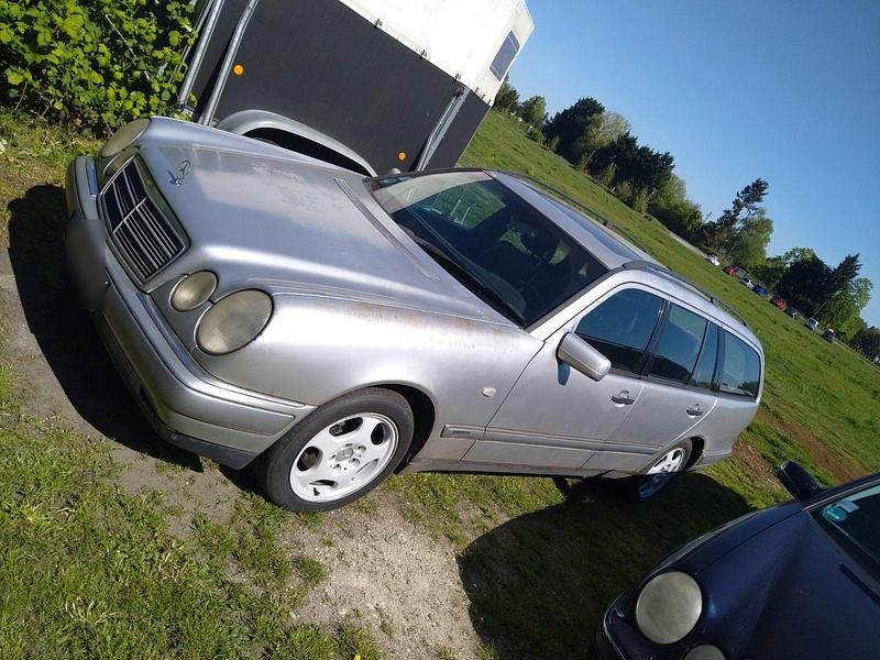 Gebraucht Mercedes E230 Elegance 150 PS (110 kW) 1996 Silber Kombi