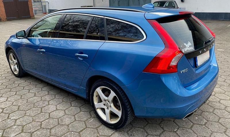 Gebraucht Volvo V60 190 PS (139 kW) 2016 Blau Kombi