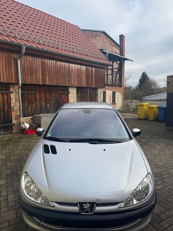 Silber Gebraucht 2004 Peugeot 206 Kleinwagen | 3.000 € (Etwas zu teuer) - Bild 1/4