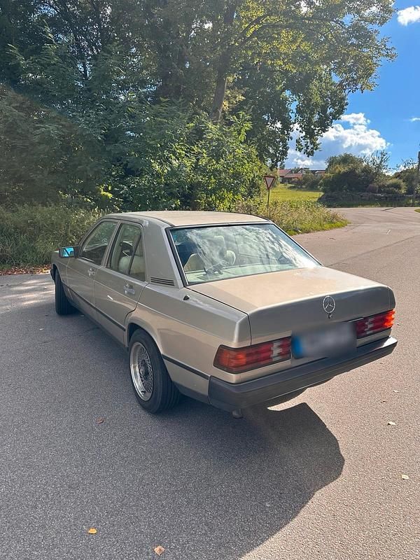 Gebraucht Mercedes 190 72 PS (52 kW) 1987 Grau Limousine