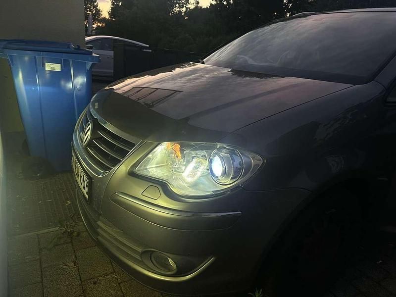 Grau Gebraucht 2009 VW Touran Highline Van / Kleinbus | 4.500 € (Fairer Preis) - Bild 1/4