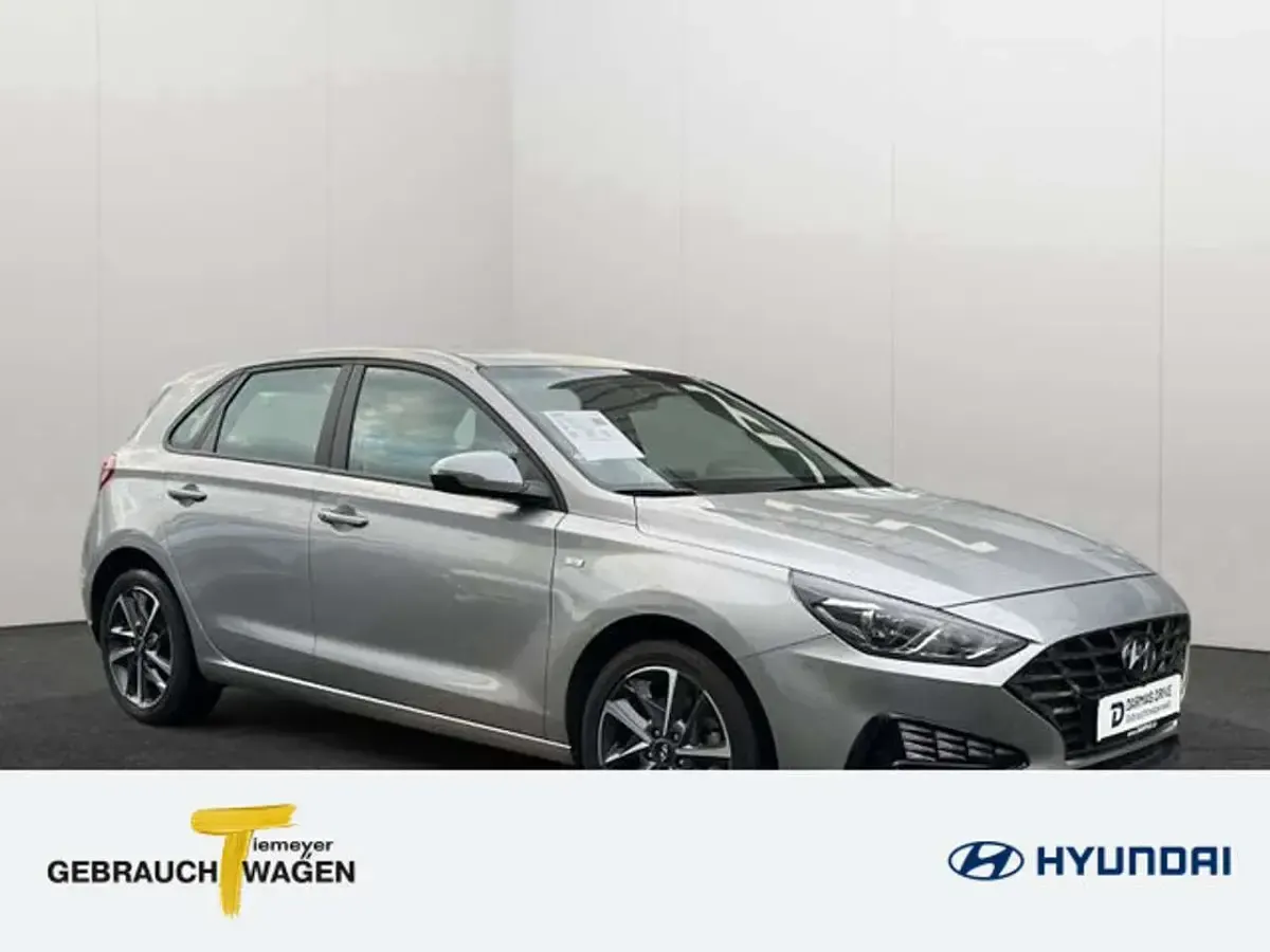 Gebraucht Hyundai i30 Trend 120 PS (88 kW) 2022 Silber Limousine