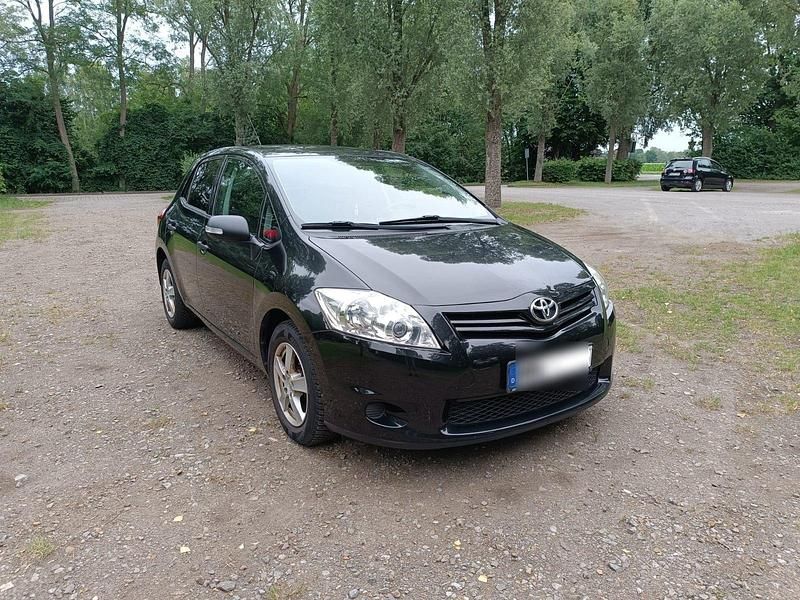 Schwarz Gebraucht 2012 Toyota Auris Limousine | 6.190 € (Etwas zu teuer) - Bild 1/4