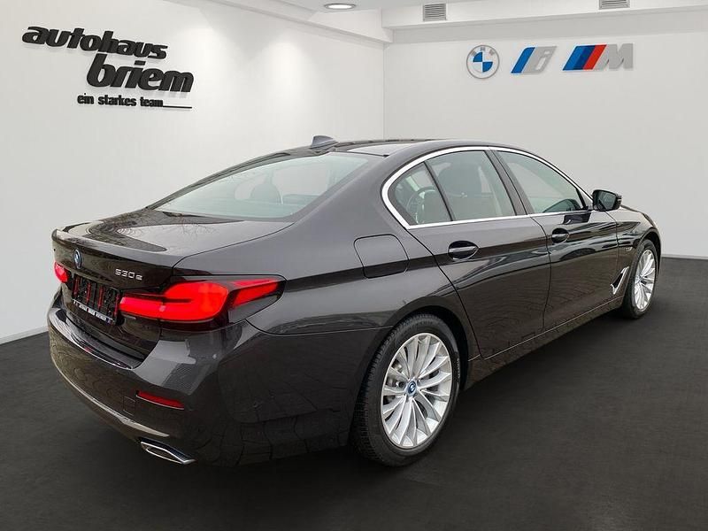 Gebraucht BMW 530e 292 PS (214 kW) 2022 Grau Limousine