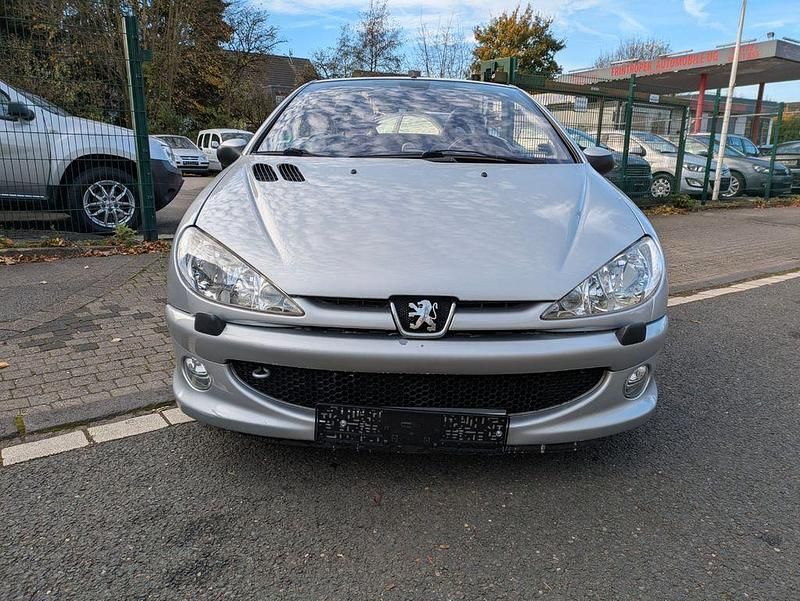 Grau Gebraucht 2004 Peugeot 206 CC Platinum Cabrio | 1.999 € (Fairer Preis) - Bild 1/4