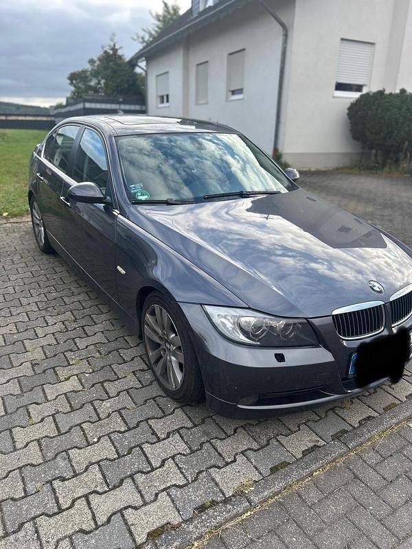 Grau Gebraucht 2007 BMW 325 Limousine | 5.000 € - Bild 1/4