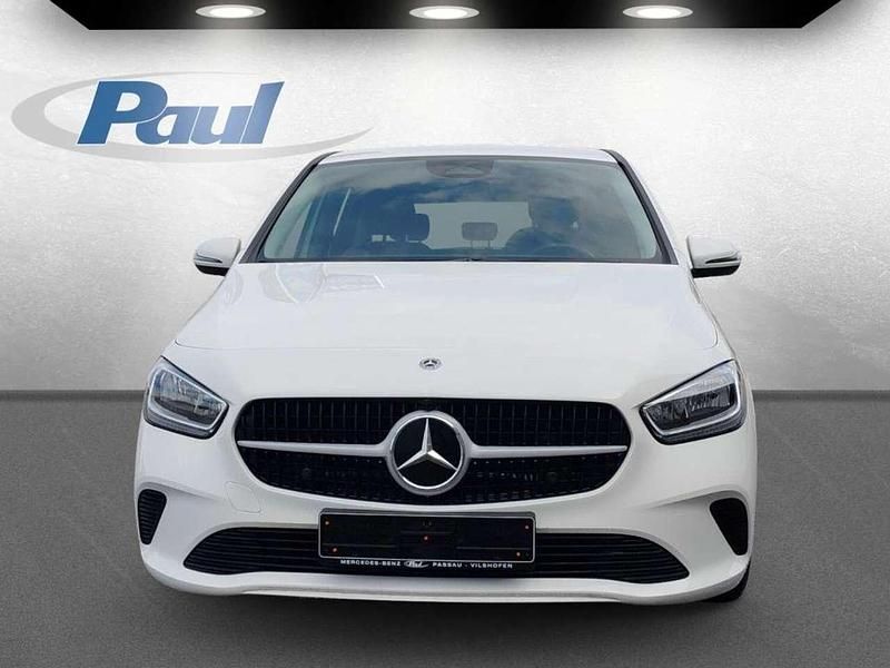 Gebraucht Mercedes B180 136 PS (100 kW) 2024 Unilack polarweiß Kleinwagen