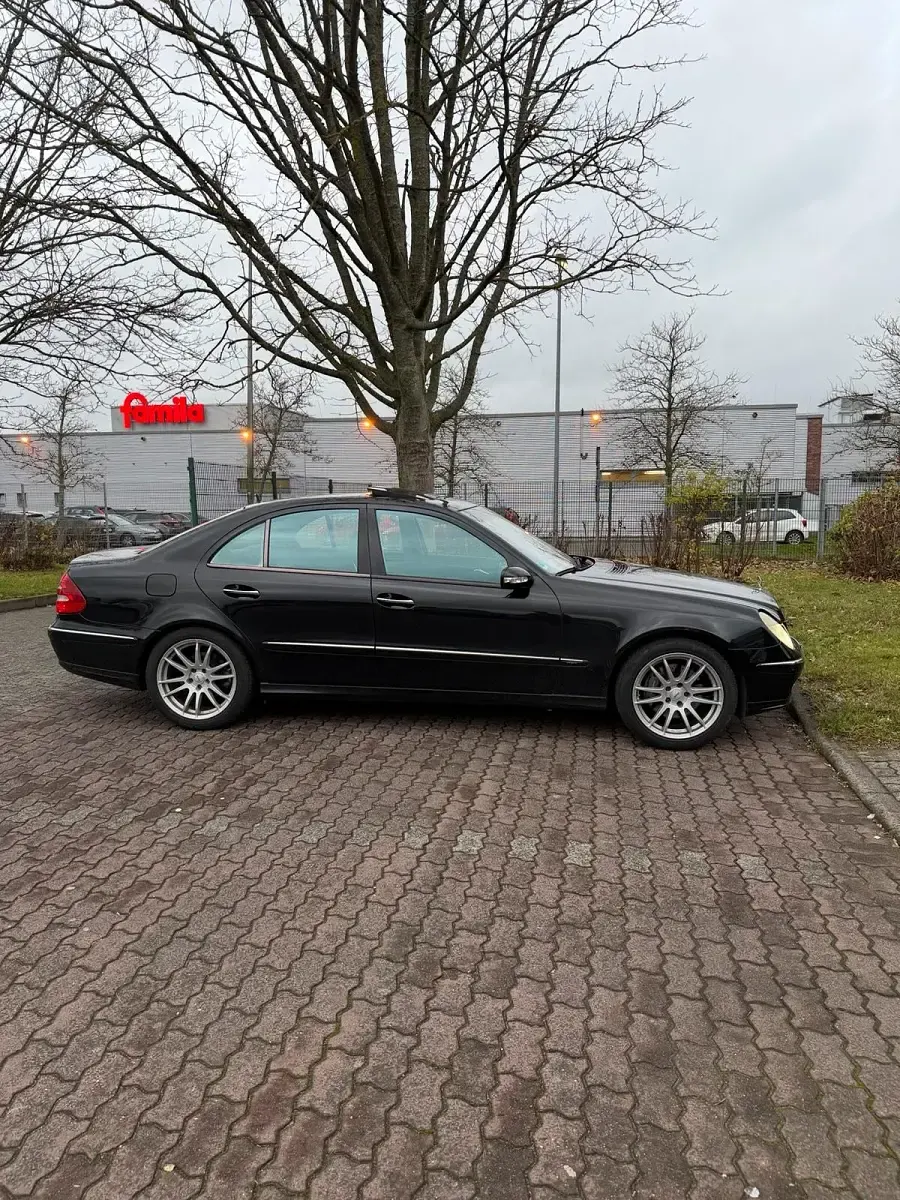 Używany Mercedes E500 306 KM (225 kW) 2003 Czarny Sedan/Limuzyna