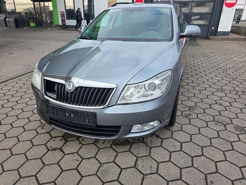 Grau Gebraucht 2012 Skoda Octavia Ambition Kombi | 2.700 € - Bild 1/4