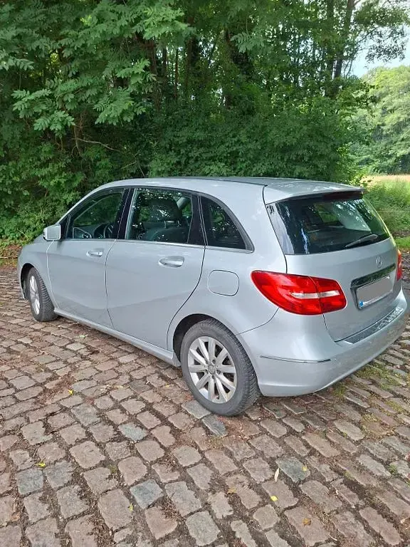 Gebraucht Mercedes B180 109 PS (80 kW) 2013 Silber Kleinwagen