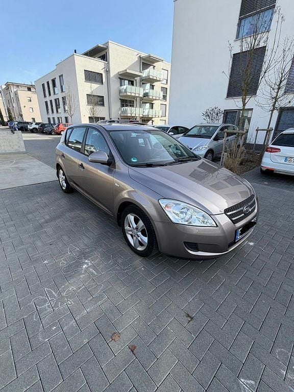 Gebraucht Kia Ceed LX 109 PS (80 kW) 2009 Beige Kleinwagen