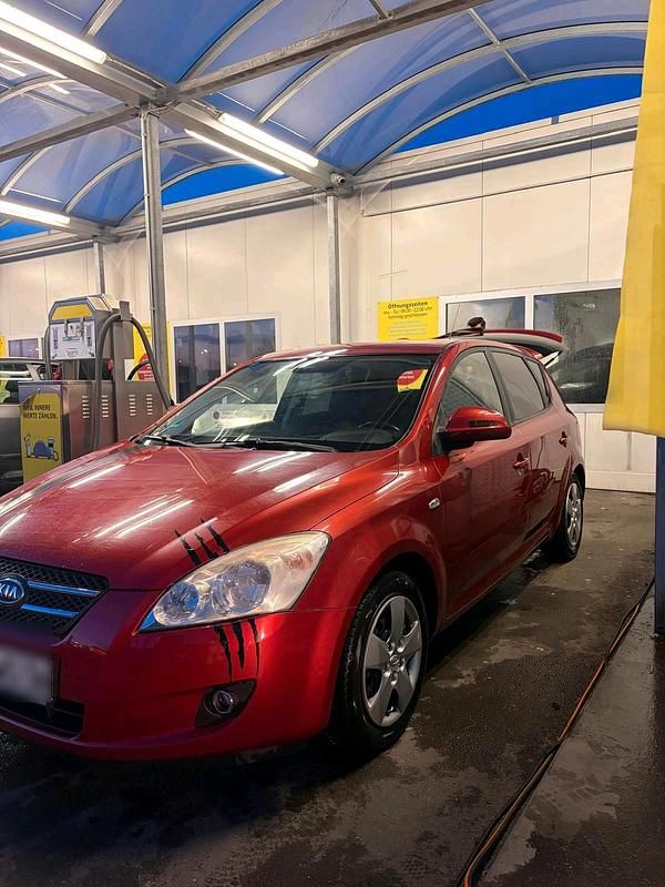 Second-hand Kia Ceed 109 CP (80 kW) 2008 Roșu Hatchback