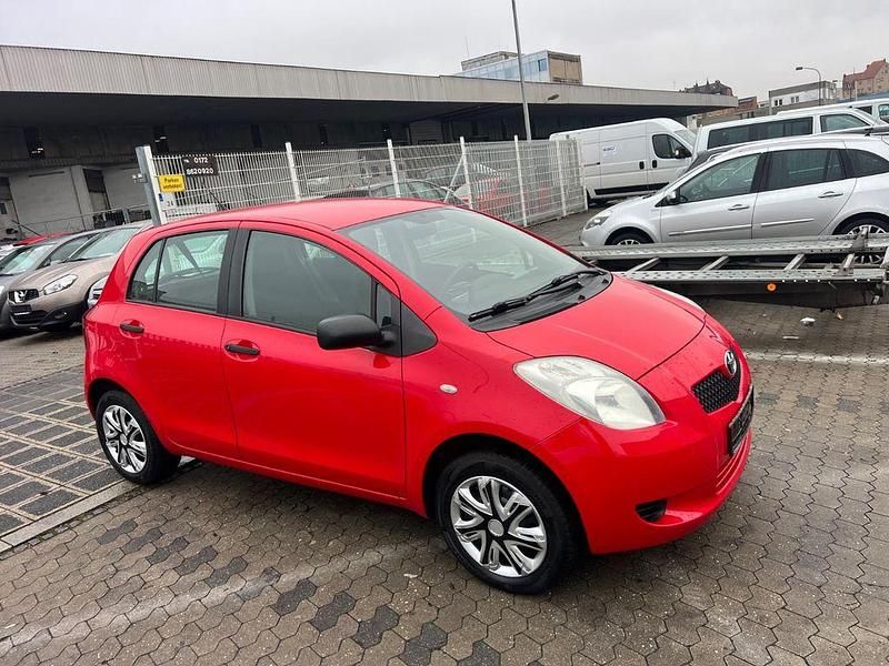 Rot Gebraucht 2007 Toyota Yaris Sol Limousine | 2.399 € (Fairer Preis) - Bild 1/4