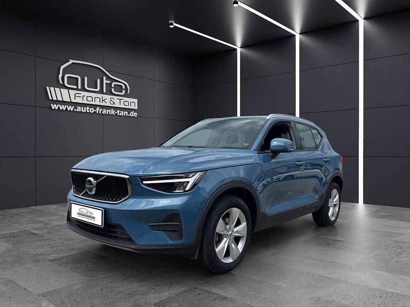 Fjord blue / metallic Gebraucht 2024 Volvo XC40 Core SUV | 32.499 € (Guter Preis) - Bild 1/4
