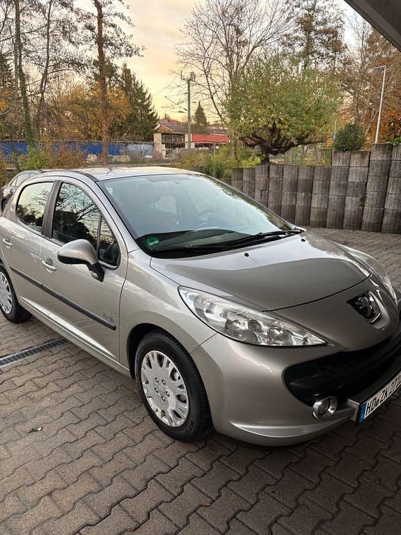 Grau Gebraucht 2008 Peugeot 207 Urban Move Limousine | 2.999 € (Etwas zu teuer) - Bild 1/4