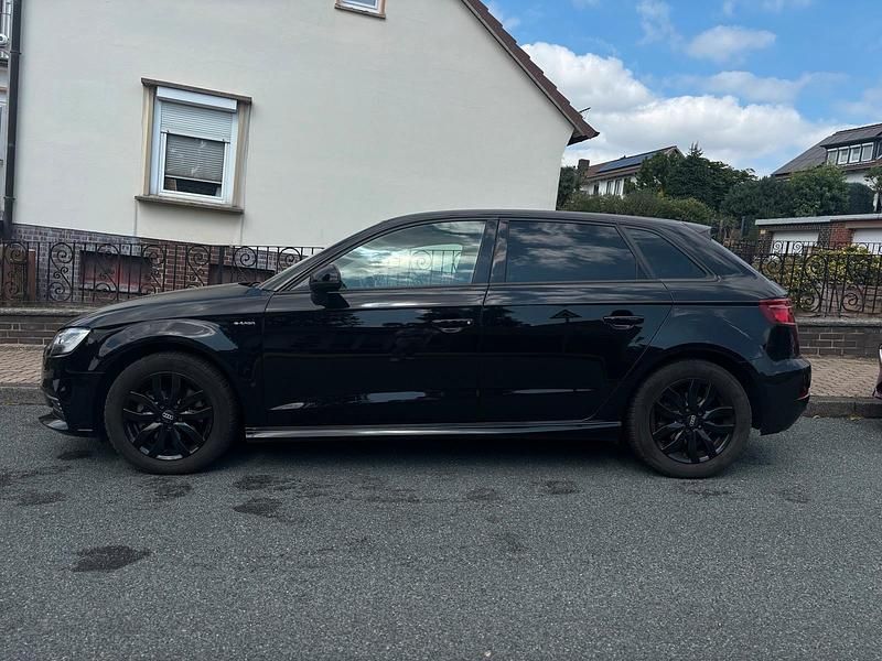 Schwarz Gebraucht 2017 Audi A3 Sportback e-tron Limousine | 18.499 € (Teuer) - Bild 1/4