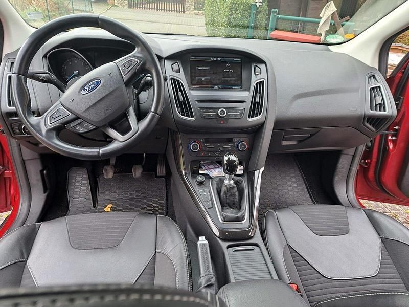 Gebraucht Ford Focus Titanium 125 PS (91 kW) 2015 Rot Kombi