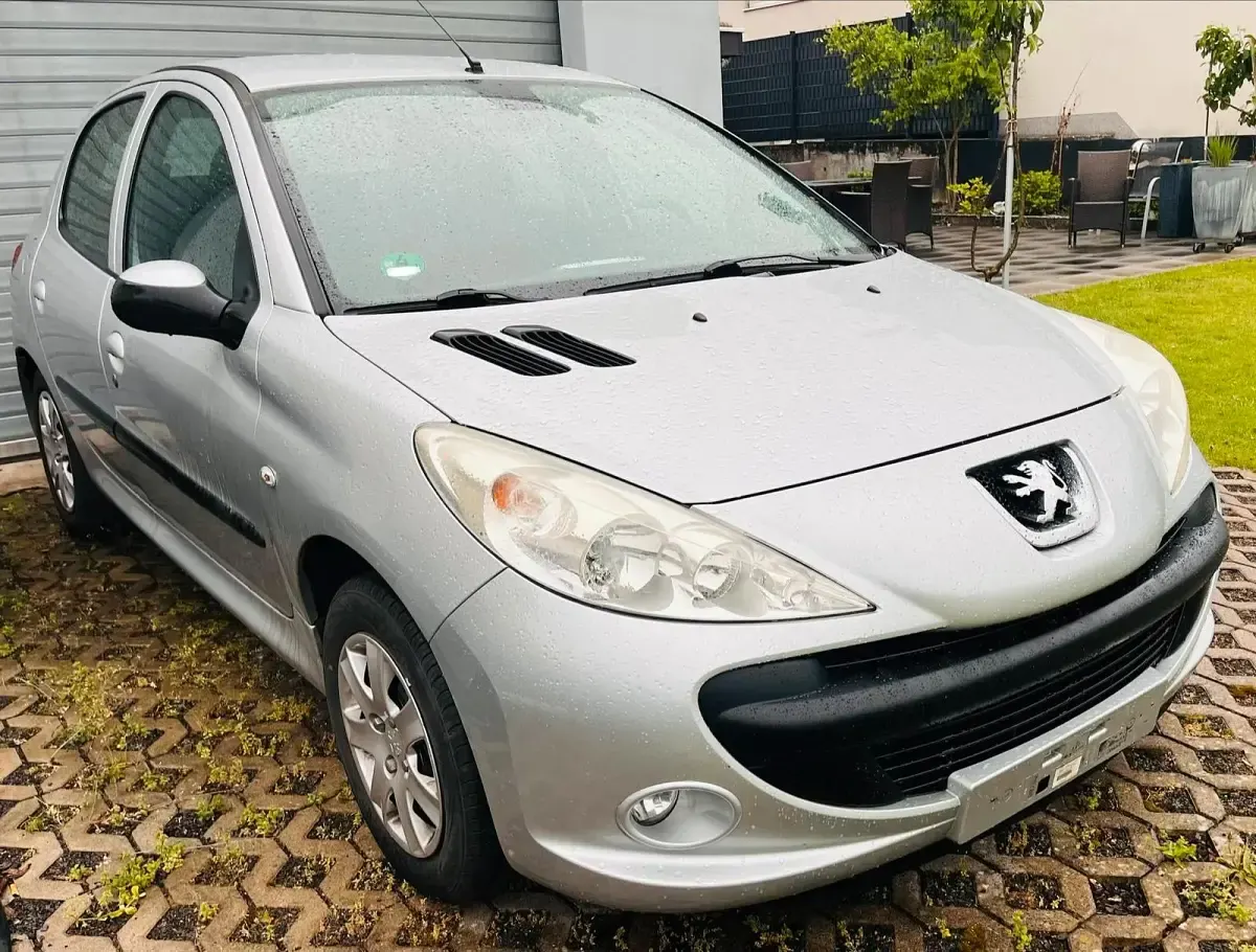 Gebraucht Peugeot 206+ 68 PS (50 kW) 2009 Silber Kleinwagen