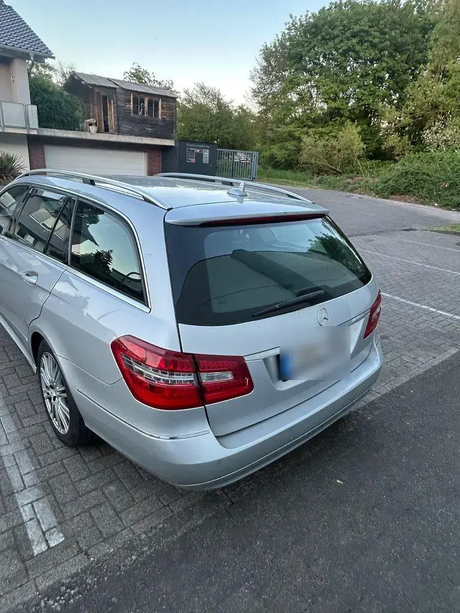 Gebraucht Mercedes E250 Elegance 204 PS (150 kW) 2011 Silber Limousine