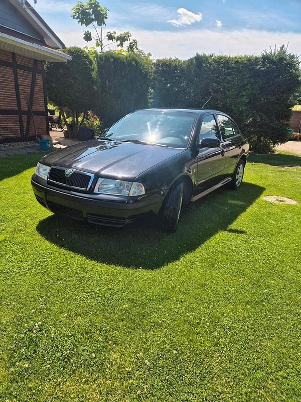 Schwarz Gebraucht 2004 Skoda Octavia Limousine | 2.300 € (Fairer Preis) - Bild 1/4