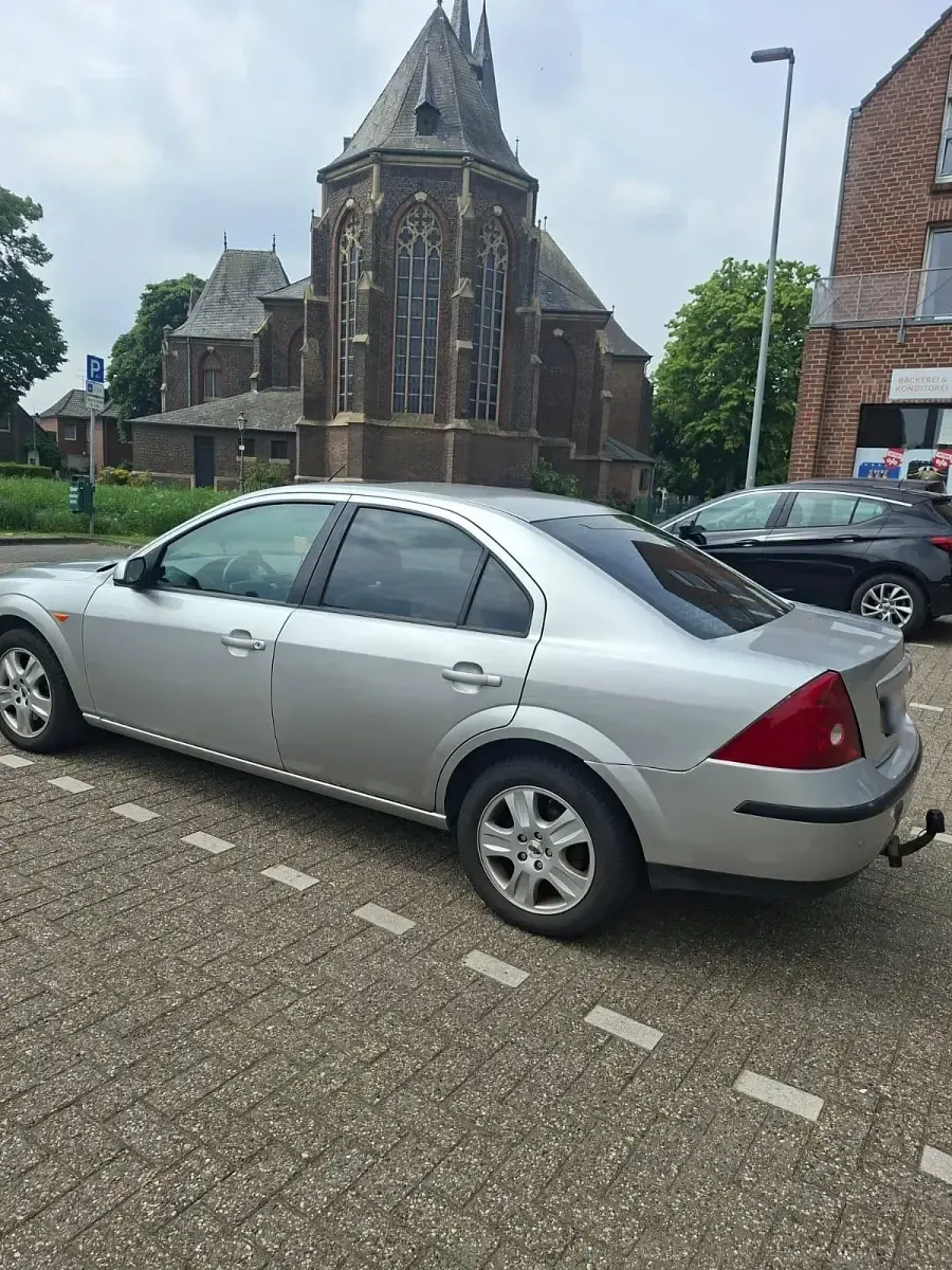 Gebraucht Ford Mondeo 145 PS (106 kW) 2002 Silber Limousine