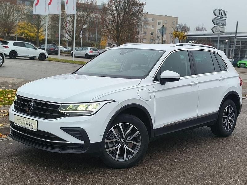 Weiß Gebraucht 2022 VW Tiguan Life SUV | 28.400 € (Etwas zu teuer) - Bild 1/4