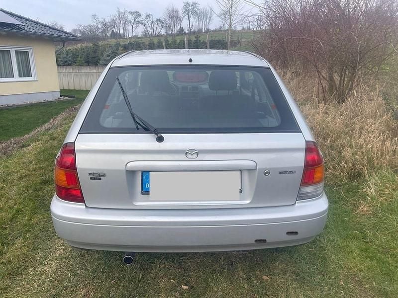 Gebraucht Mazda 323 88 PS (64 kW) 1998 Silber Limousine