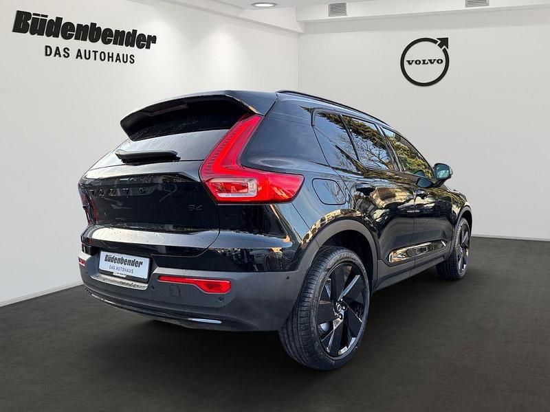 Neu Volvo XC40 Plus 163 PS (119 kW) 2025 Schwarz SUV