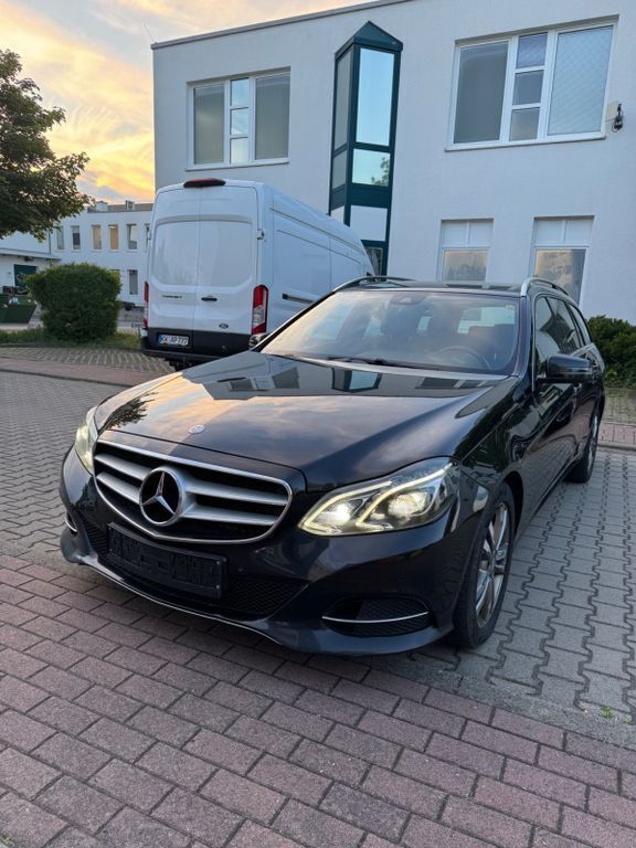 Schwarz Gebraucht 2015 Mercedes E220 Avantgarde Limousine | 9.199 € (Superpreis) - Bild 1/4