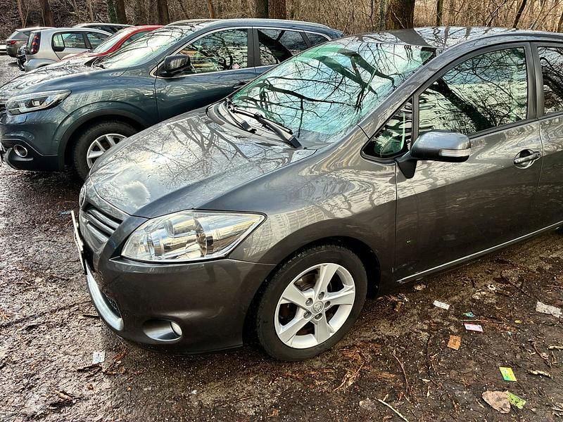 Gebraucht Toyota Auris 132 PS (97 kW) 2011 Grau Kleinwagen