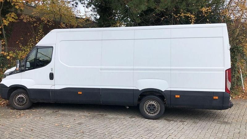 Weiß Gebraucht 2015 Iveco Daily Limousine | 11.500 € (Teuer) - Bild 1/4