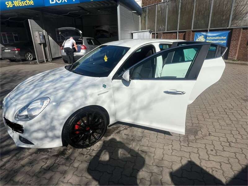 Weiß Gebraucht 2011 Alfa Romeo Giulietta Kleinwagen | 7.000 € (Etwas zu teuer) - Bild 1/4