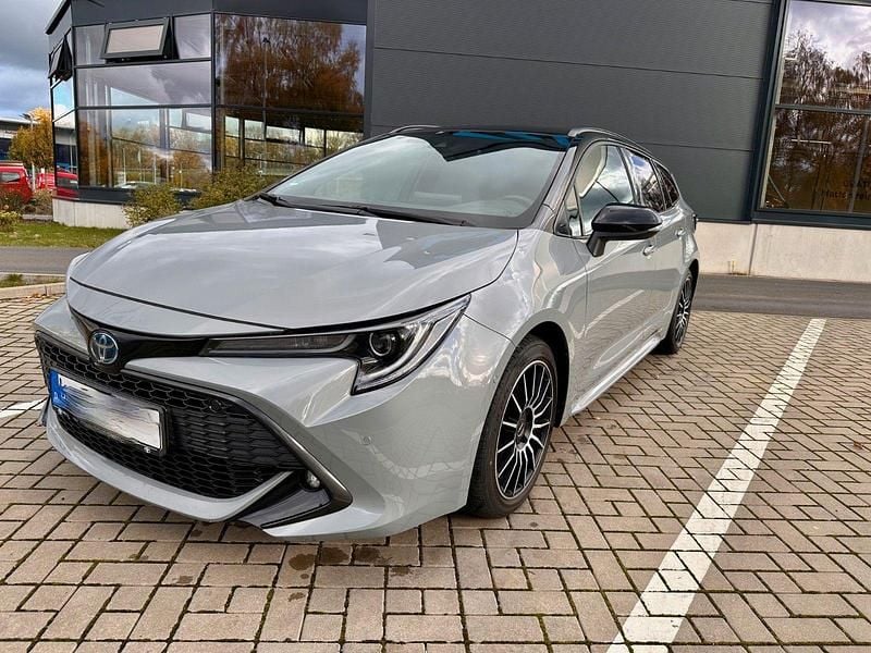 Grau Gebraucht 2022 Toyota Corolla Team Kombi | 23.300 € (Superpreis) - Bild 1/4