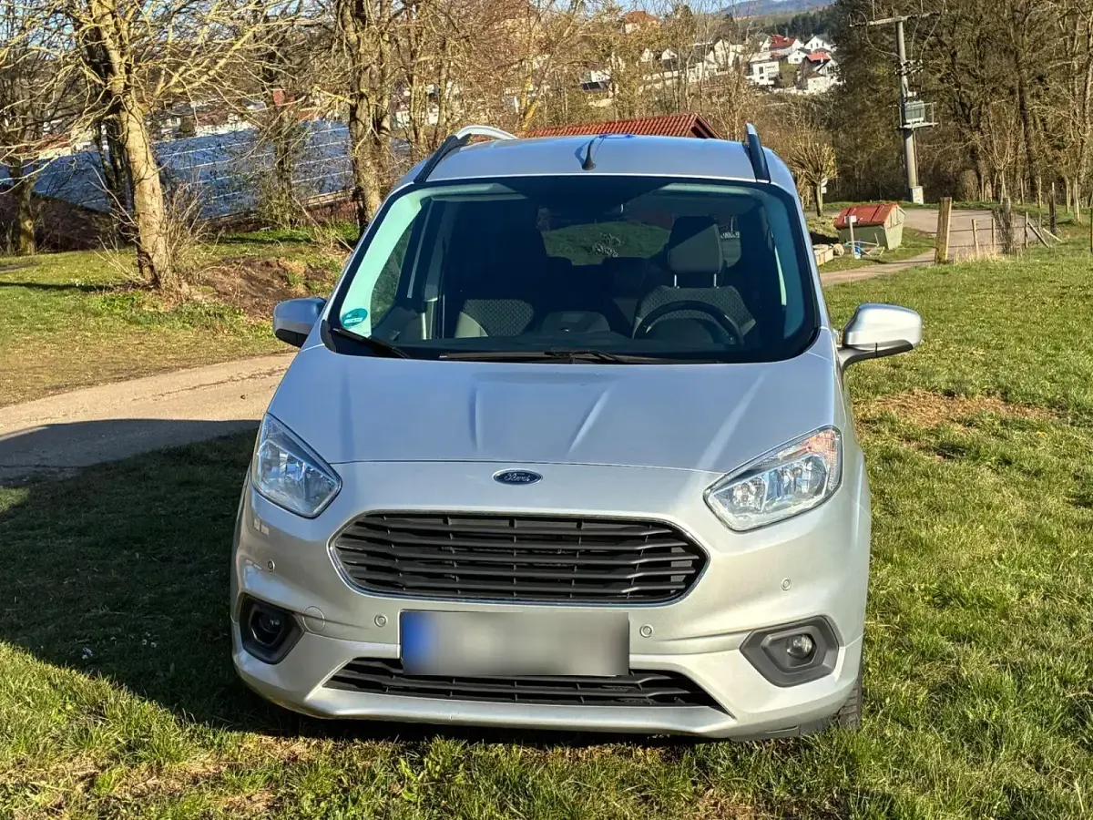 Gebraucht Ford Tourneo Courier Titanium 101 PS (74 kW) 2019 Silber Van / Kleinbus