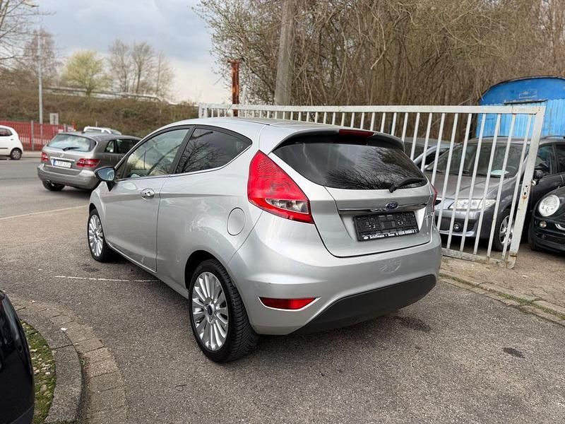 Gebraucht Ford Fiesta Titanium 97 PS (71 kW) 2009 Silber Kleinwagen